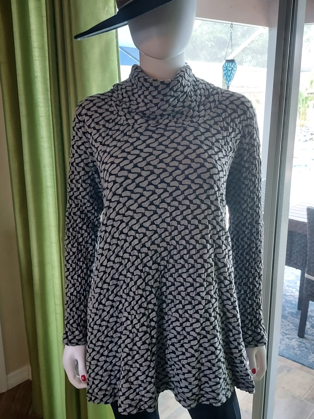 Ladie's Black & Grey Puffer Knit Turtleneck Tunic w 2 Side Pockets. XL.